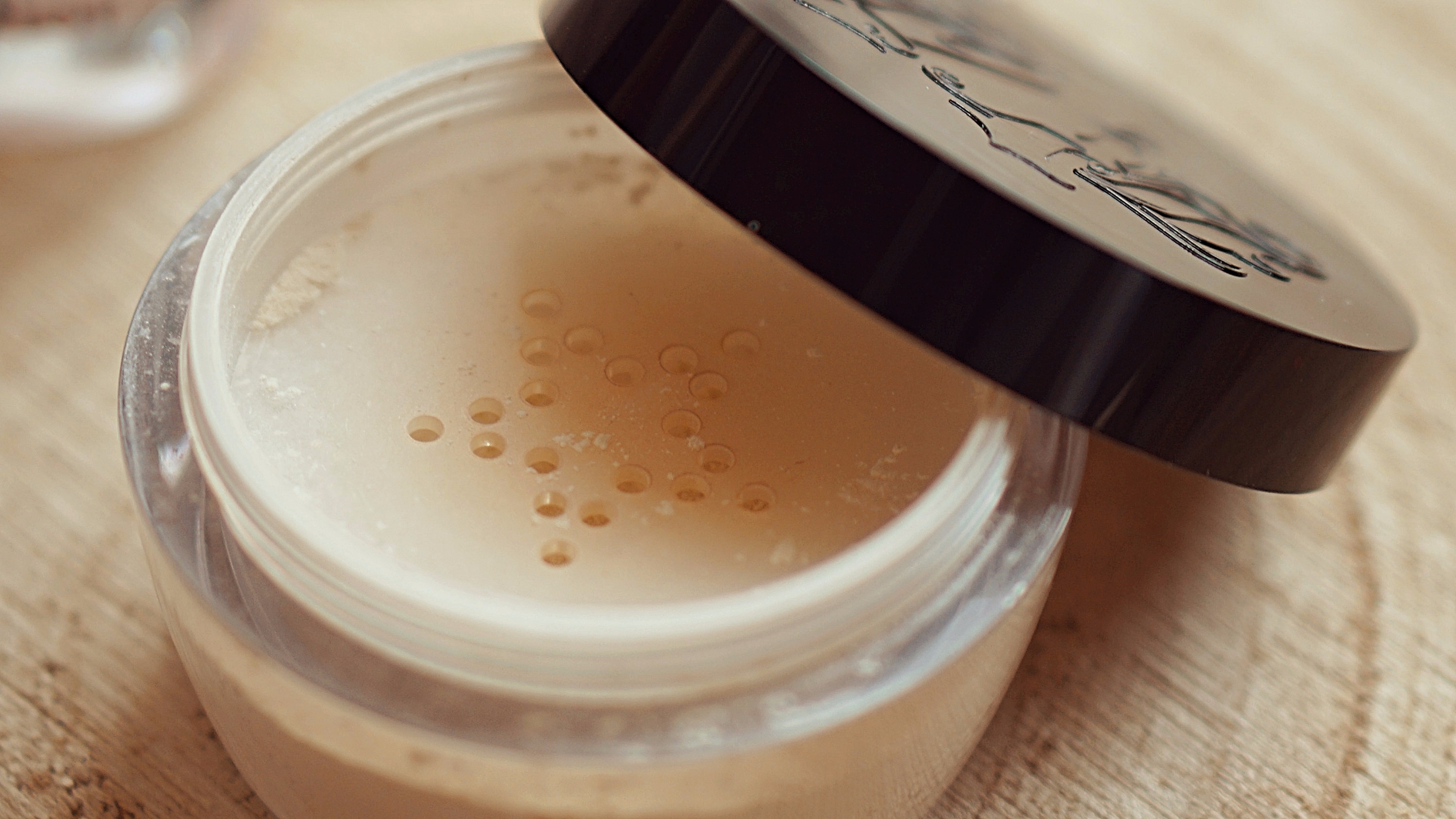 Top & Fop OCTOBRE bonjourblondie poudre trnaslucide kat von d avis