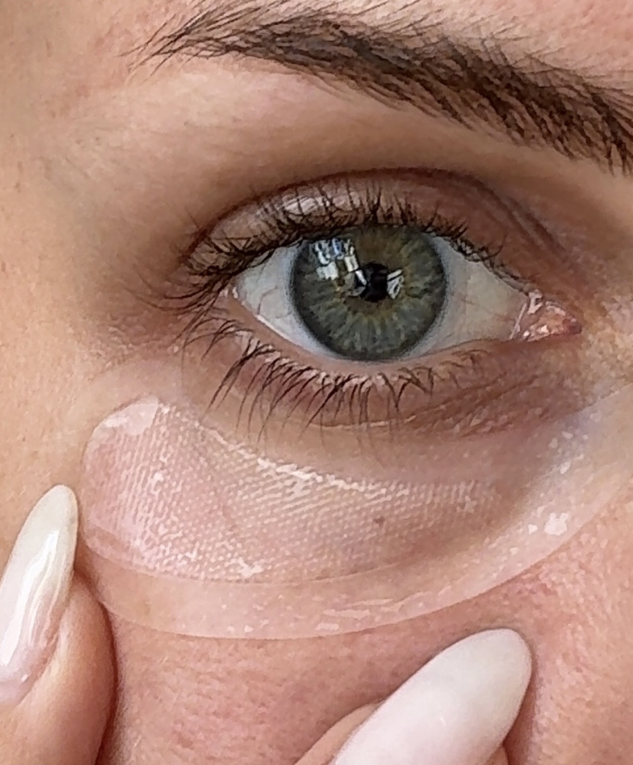 Patch microneedling Kosmopellis appliqué sur le contour des yeux