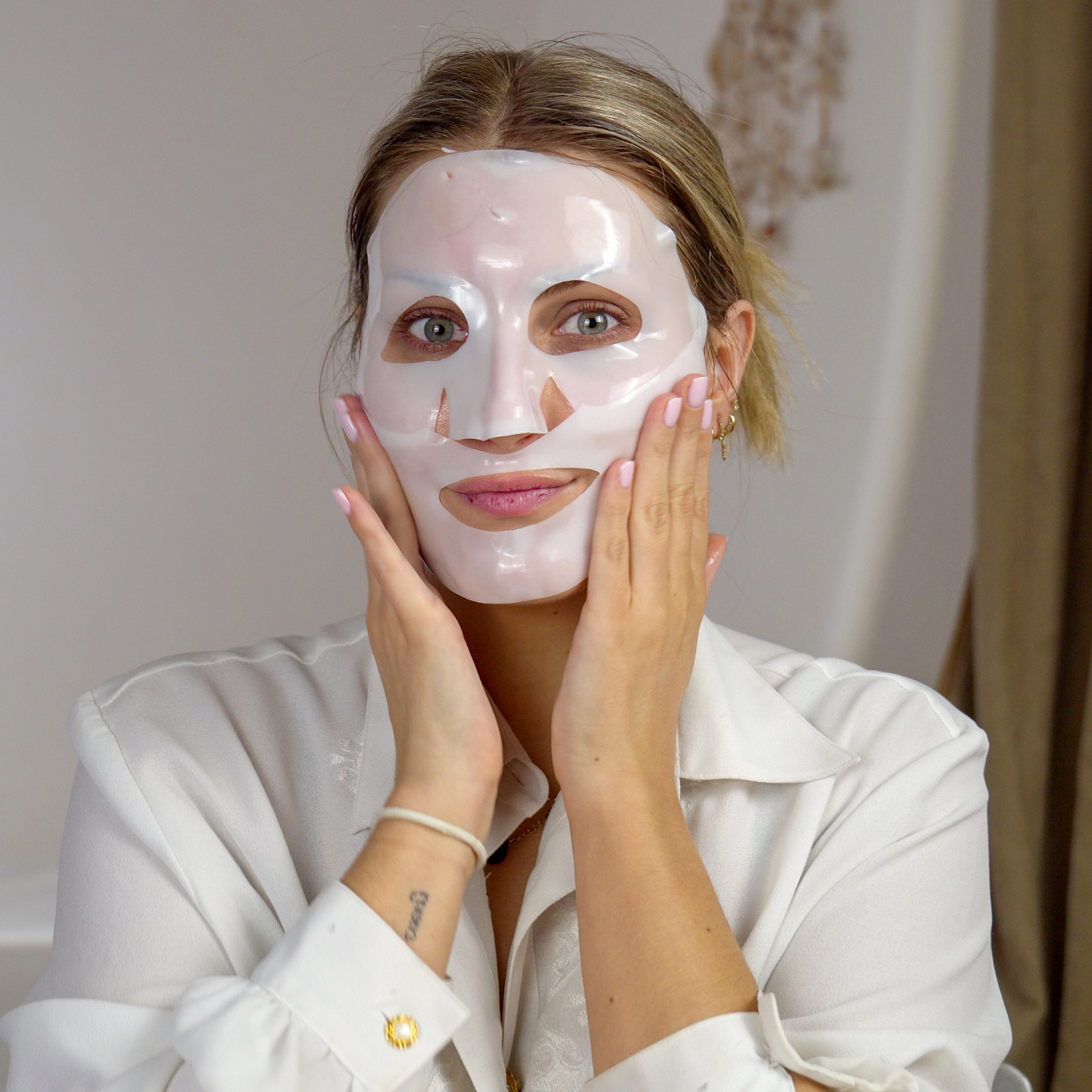 Application du masque Biodance en biocellulose sur le visage